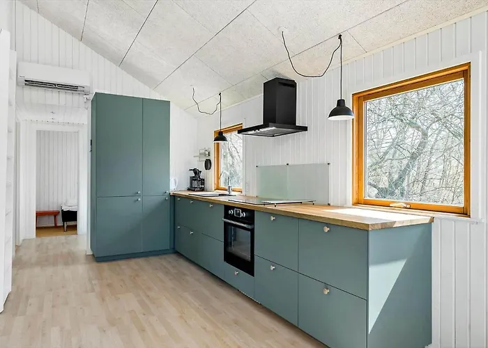 Дом отдыха 4704-aakirkeby-sondre-landevej-62 *