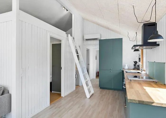 Дом отдыха 4704-aakirkeby-sondre-landevej-62 *